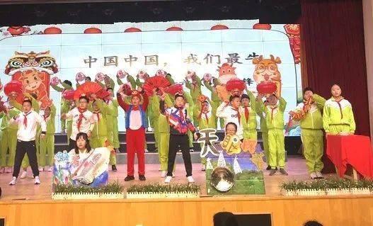 晋中战役,二营正激战,老乡挑着水往前冲,含泪说的话成战斗动员